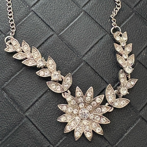 Paparazzi Studded Silver Leaf and Floral Necklace Set ⭐️Add to a bundle ⭐️ - Picture 3 of 4